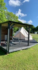 Llwyn-DafyddBell tent 1 Glyncoch isaf farm的凉亭,在田野上搭帐篷