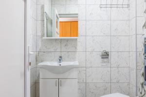 哥鲁拜克Vila Peristeron的白色的浴室设有水槽和镜子
