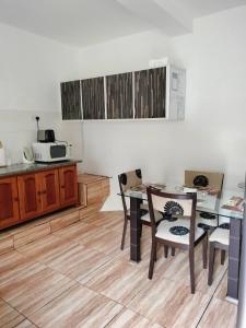 安塞奥潘爱巢自助式旅馆的厨房配有桌椅和柜台。