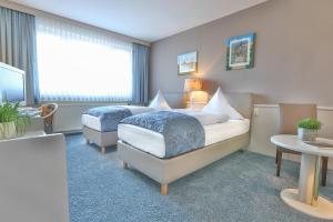 魏斯瓦塞尔水晶酒店的酒店客房设有两张床和窗户。