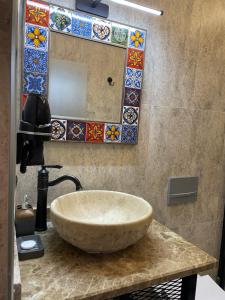 MidyatKasri Mezopotamya的一间带石制水槽和镜子的浴室