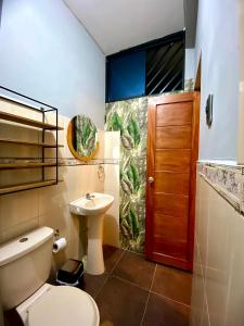 塔拉波托Bijao Hostel的一间带卫生间和水槽的浴室