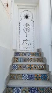 哈马马特Dar Fatma的一套铺着瓷砖的楼梯
