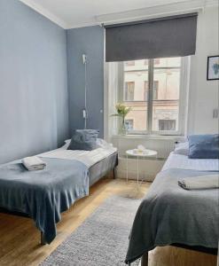 斯德哥尔摩Lilla Brunn的一间卧室设有两张床和窗户。