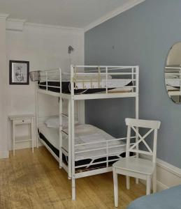 斯德哥尔摩Lilla Brunn的带两张双层床和椅子的房间