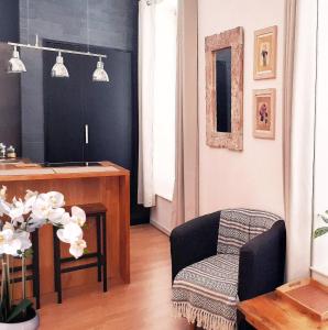 萨尔拉拉卡内达Tourny - Studio cosy Centre médiéval Sarlat的客厅配有椅子和桌子