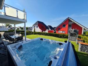 格赫伦-莱宾Seevilla Dubai - Luxus Ferienhaus的房屋后院的热水浴池