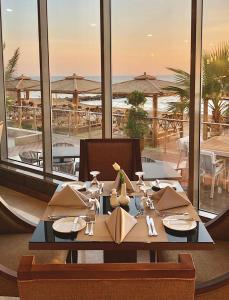 乌姆莱季Waves Hotel的海景餐厅餐桌