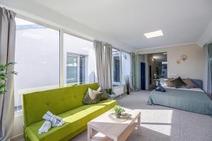 考纳斯The house Kaunas的客厅配有绿色沙发和床。