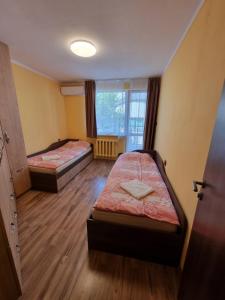 索非亚Apartment Lozenets的客房设有两张床和窗户。