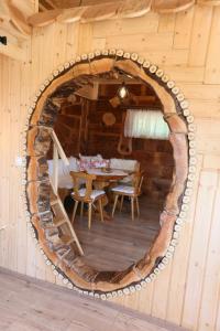 MesteriEHM Baumhaus Chalet的小木屋内的大型木制客房配有桌子