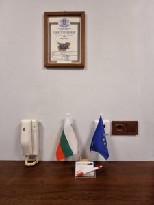 索非亚Apartment Lozenets的墙上挂着电话和桌子上的旗帜