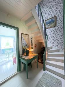 莱达尔绥里Aobrio Holidayhouse, authentic norwegian farmhouse close to Flåm的楼梯,楼梯,房子里,有桌子和楼梯