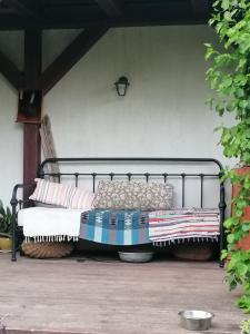 文戈热沃Wyciszek - mazurska agroturystyka的天井上配有带毯子和枕头的长凳