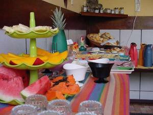 因巴塞坎特德因巴塞旅馆的一张桌子,上面放着许多不同类型的西瓜