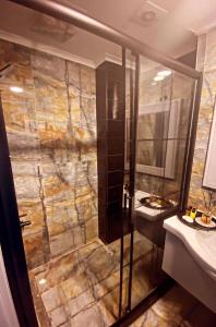伊斯坦布尔BALPETEK HOTEL的带淋浴和盥洗盆的浴室
