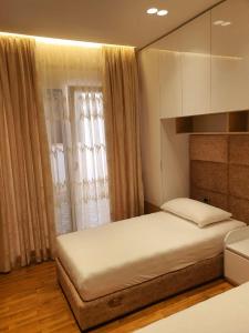 德尔米Olives Residence的一间卧室设有一张大床和一个窗户。