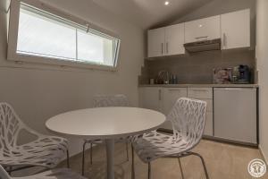 图卢兹COSY LODGE TOULOUSE的厨房配有白色的桌椅