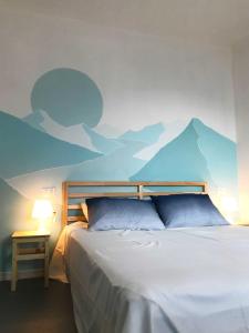 曼德洛德拉廖Il Mallo Verde - Lake Como B&B的卧室配有一张挂有山壁画的床。