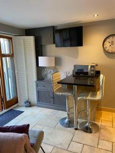 WarmingtonLavender Cottage - Hillside Holiday Cottages, Cotswolds的客厅配有带微波炉的桌子