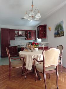 里耶卡Apartman 4的一间带桌椅的用餐室和一间厨房