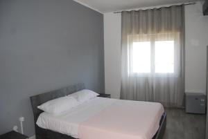 那不勒斯Sognando Positano的卧室配有白色的床和窗户。