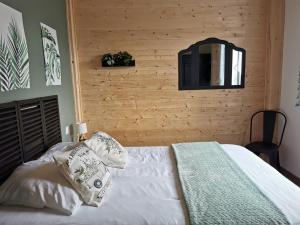 蒙特雷ETCHE ARGUINIA的卧室配有白色的床和木墙