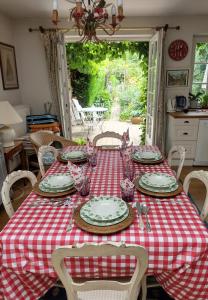 Wezembeek-OppemL Heure Bleue的一张桌子,上面有红白的桌布