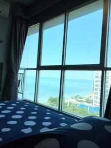 乔木提恩海滩Stunning Seaview Suite的客房设有海景大窗户。
