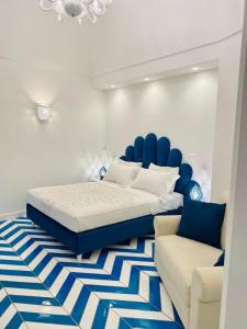 波西塔诺Villa Diamond Luxury Suite的一间卧室配有一张床和一张沙发