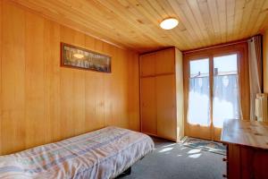 代堡Appartement Les Cascades的一间卧室设有一张床和一个窗口