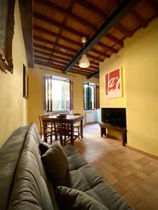 佩夏Casa Toscanella & Girasole的客厅配有沙发和桌子