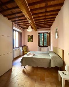 佩夏Casa Toscanella & Girasole的一间卧室,卧室内配有一张大床