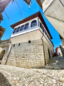 培拉特Villa Athina in Berat Castle - Since 1741的石墙顶部的建筑