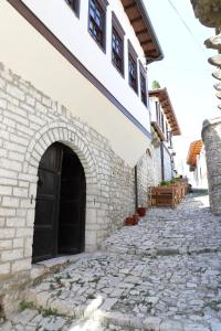 培拉特Villa Athina in Berat Castle - Since 1741的石制走道,靠近带门的建筑