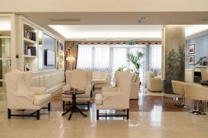 索阿韦罗克西广场酒店的一间设有白色椅子和桌子的等候室