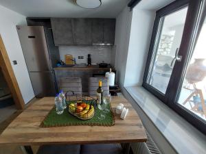 TheológosMaria Tsomou的小厨房配有带水果篮的桌子