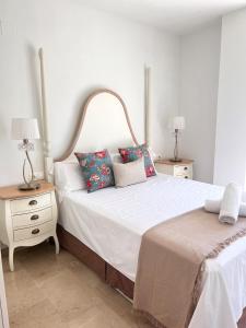 瓦伦西亚Majestic Flats的一间卧室配有一张带2个床头柜和2盏灯的床。