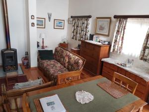 克拉伦斯Clarens Mountain Sage Cottage的客厅配有沙发和桌子