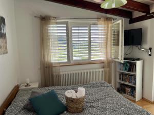AsuelMaison chez Louis的一间小卧室,配有床和窗户