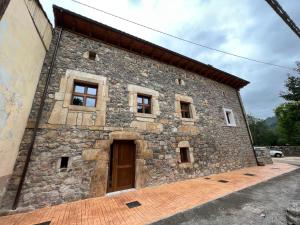 索托德坎加斯Palacio de Cambre的一座古老的石头建筑,设有门窗