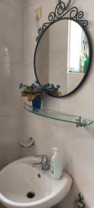 普拉亚Apt. Idilfa的浴室配有带镜子的盥洗盆和镜子