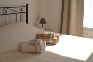 科尔瓦拉La Casa del Sole的一间卧室配有带毛巾的床