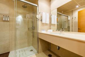 利亚内斯唐帕克酒店的一间带水槽和淋浴的浴室