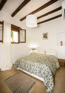 比利亚伦加德尔罗萨里奥Casa De Los Cuadros的一间白色客房内的床铺卧室