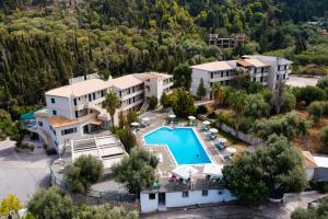 阿约斯尼奇塔斯圣塔马丽娜酒店的享有带游泳池的度假村的空中景致