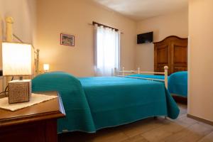 AlianoIl Paesaggio Lunare的一间卧室配有一张带绿毯的床