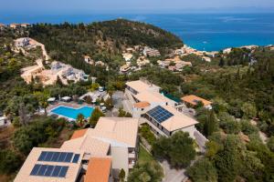 阿约斯尼奇塔斯圣塔马丽娜酒店的享有房子的空中景色,上面设有太阳能电池板