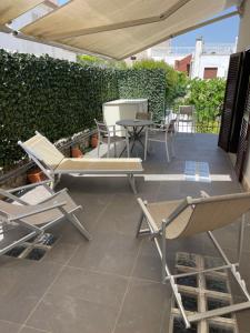 加埃塔Relais Serapo的庭院配有两把椅子和一张桌子及椅子