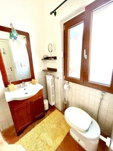 加埃塔Relais Serapo的一间带卫生间、水槽和镜子的浴室